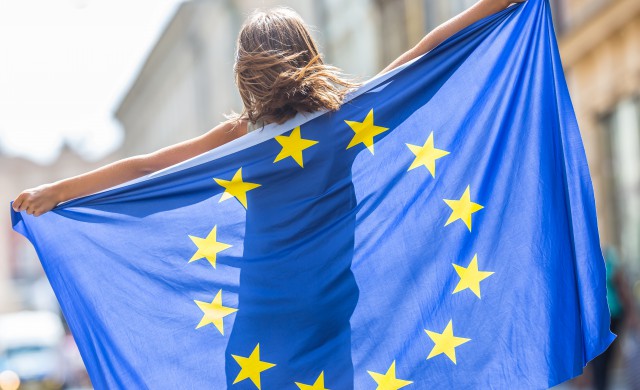 Mädchen mit Europaflagge