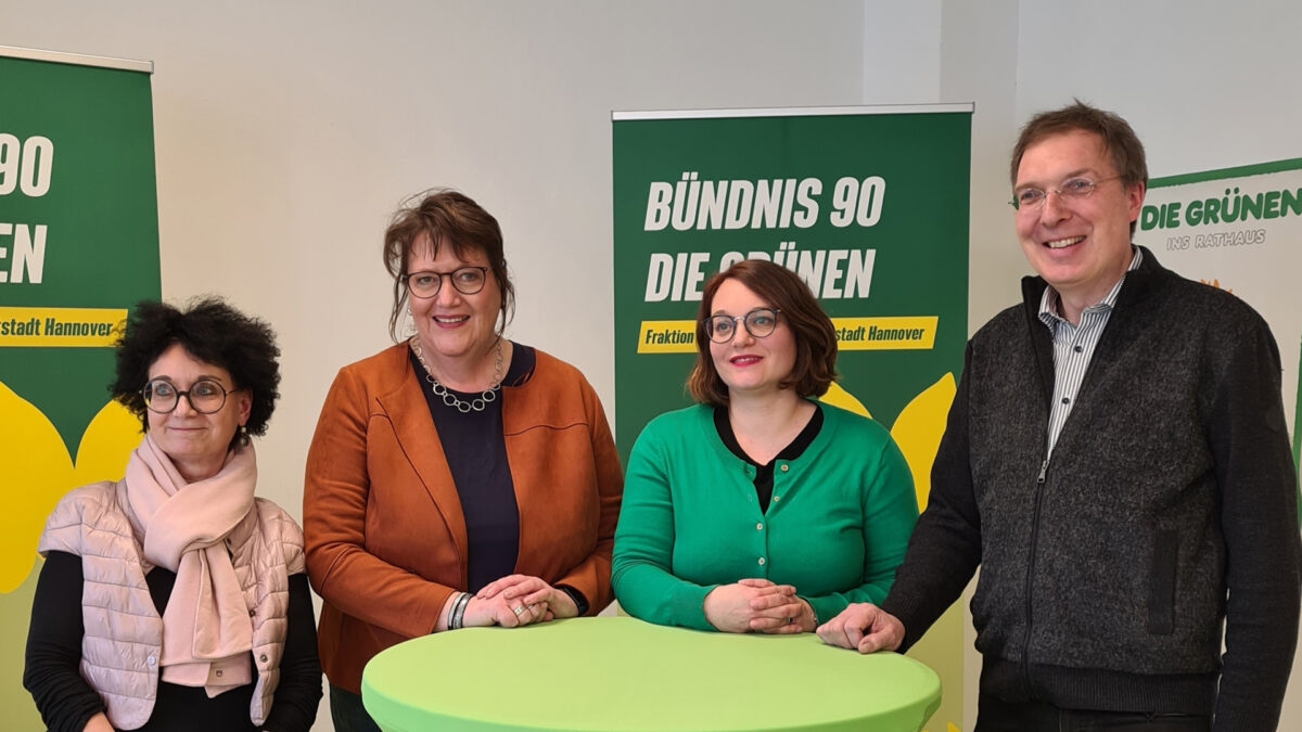 Elisabeth Clausen-Muradian, Claudia-Bax, Eva-Vögtle und Daniel Gardemin bei der Pressekonferenz zur Vorstellung der Entscheidung von Claudia Bax, die Fraktion zu wechseln. Alle lächeln in die Kamera.