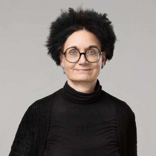 Portrait von Dr. Elisabeth Clausen-Muradian, lächelnd.