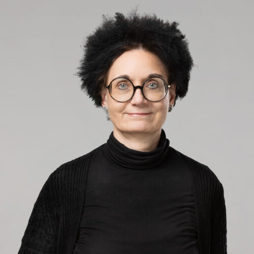 Portrait von Dr. Elisabeth Clausen-Muradian, lächelnd.