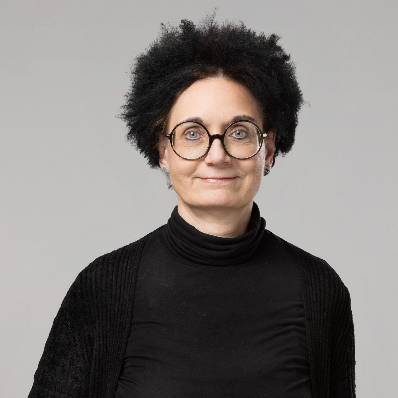 Portrait von Dr. Elisabeth Clausen-Muradian, lächelnd.