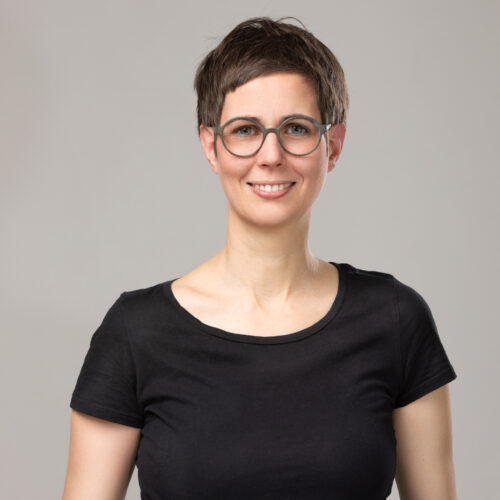 Julia Stock, lächelnd.