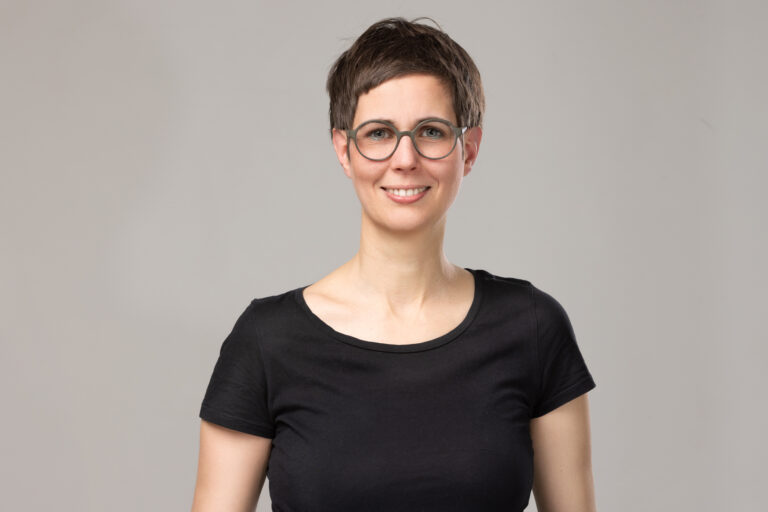 Julia Stock, lächelnd.