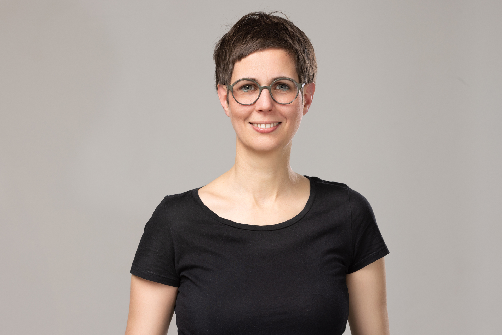 Julia Stock, lächelnd.