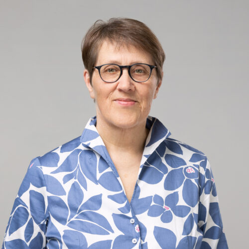 Monica Plate, lächelnd.