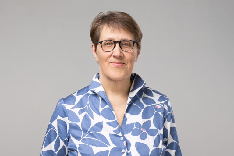 Monica Plate, lächelnd.
