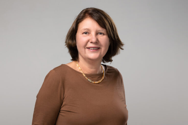 Uta Engelhardt, lächelnd.