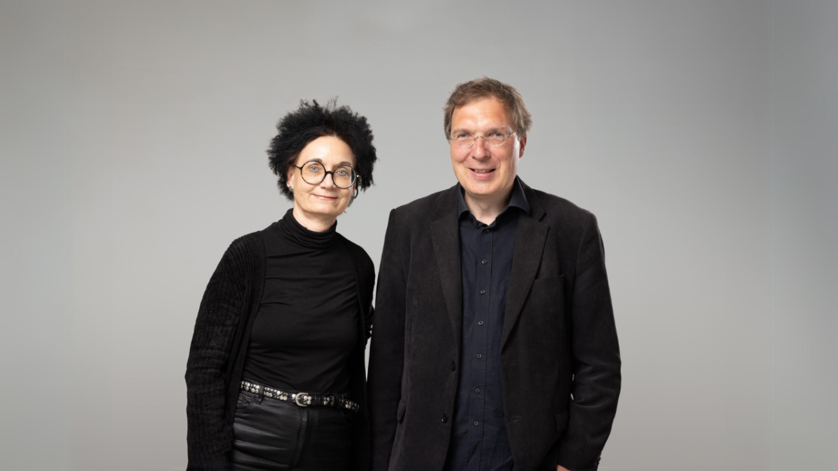 Elisabeth Clausen-Muradian und Daniel Gardemin stehen nebeneinander