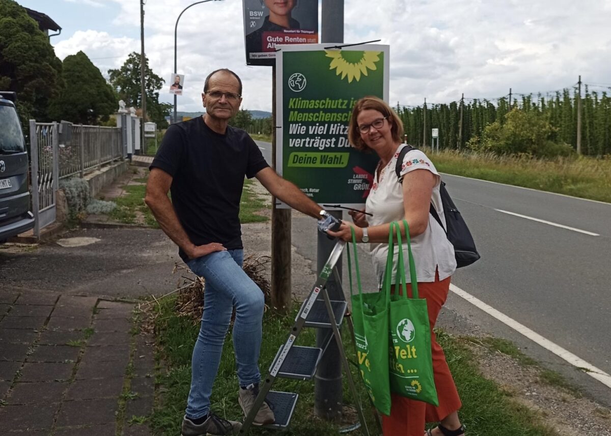 Mitglieder aus Hannover hängen ein Wahlplakat in Thüringen auf