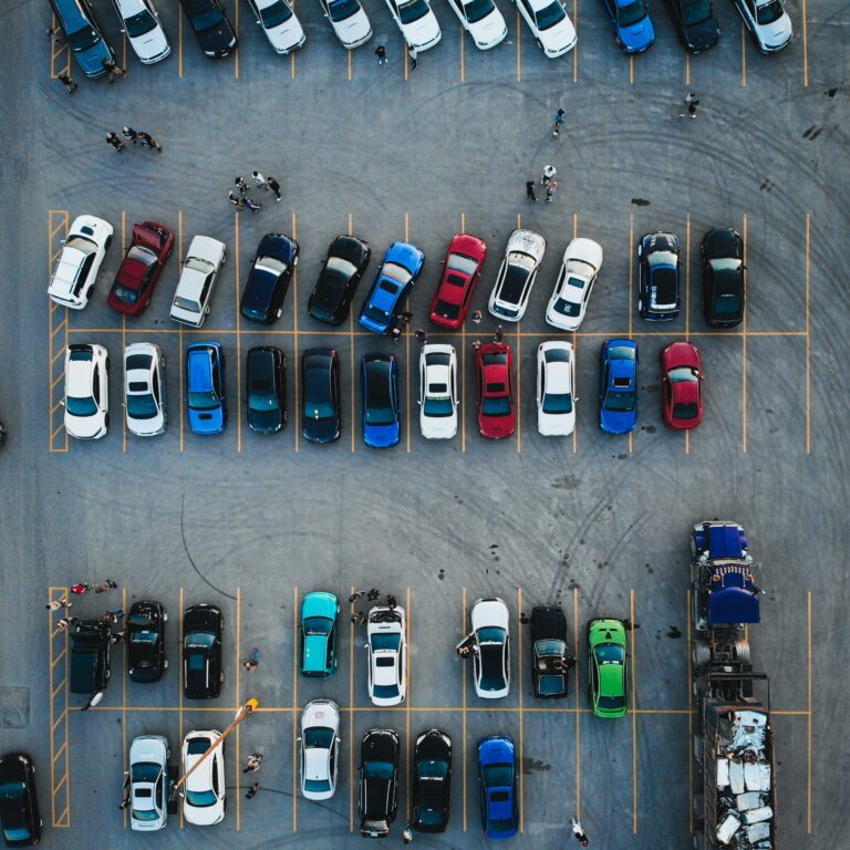 Autos auf einem Parkplatz