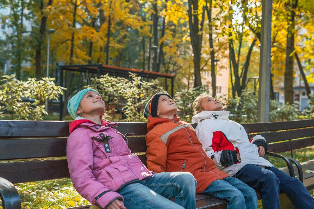 Kinder auf einer Bank in der Schule