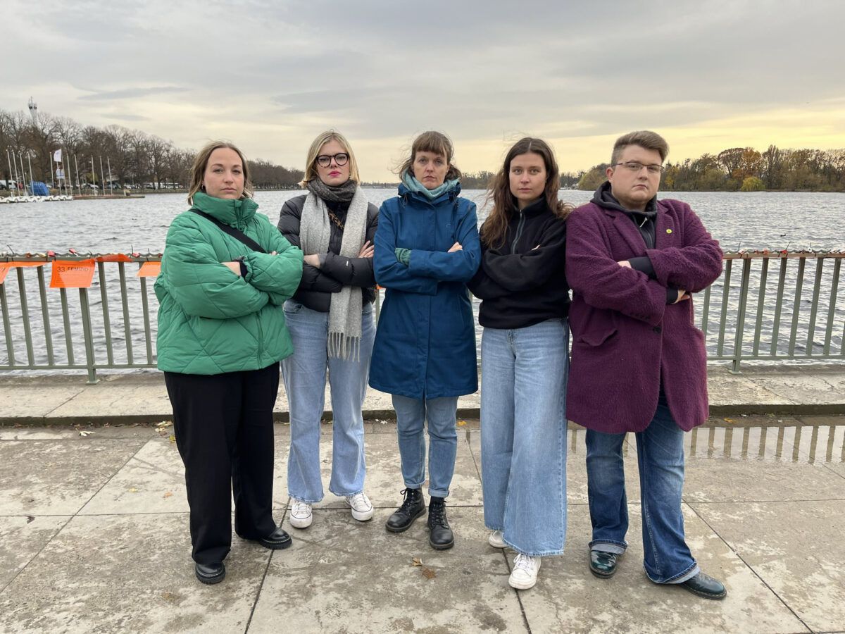 Vicktoria Schwertmann, Anna-Tabea Kraeft, Swantje Michaelsen, Wiebke Winkelhues und Juli Klippert am Maschsee zur Aktion Femizid stoppen