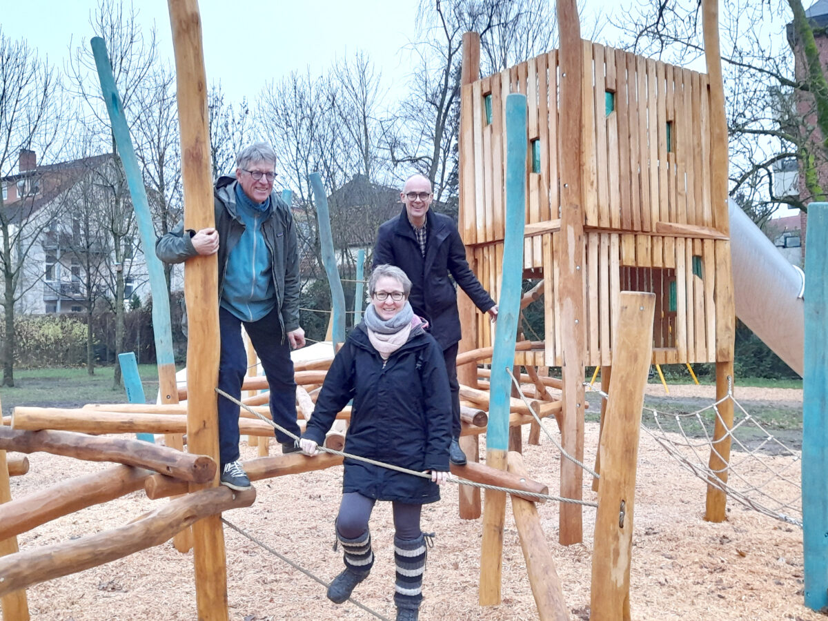 Sarah Röttger, Michael Rinder und Sebastian Hoff vor einem neuen Spielgerät auf dem Spielplatz