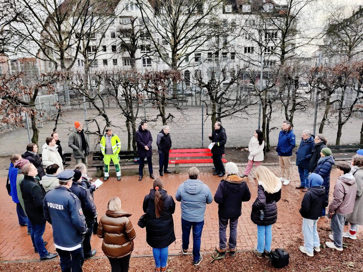 Einweihung der roten Bänke in der Südstadt