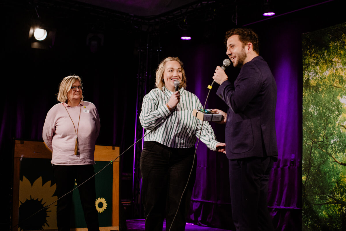 Vicky Schwertmann mit Felix Banaszak auf der Bühne