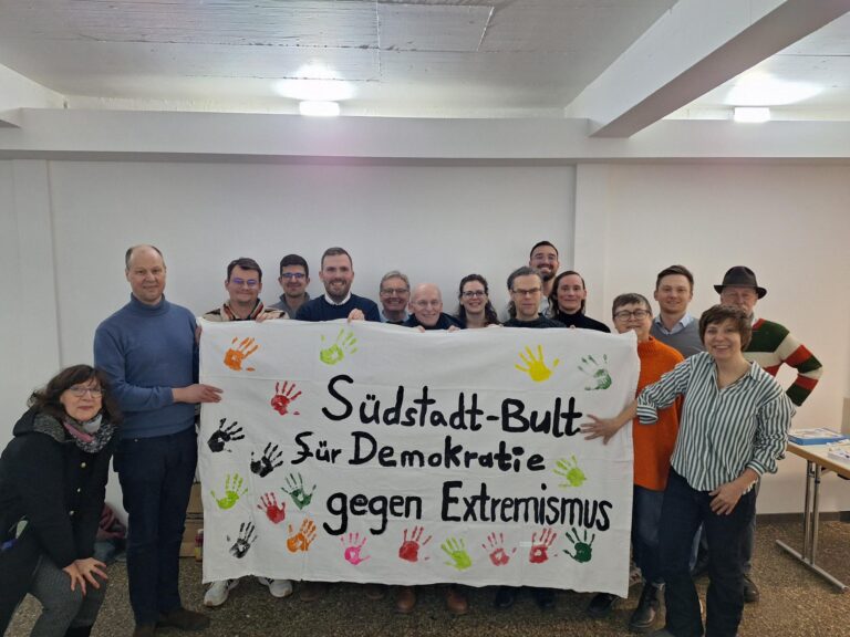 Banner mit der Aufschrift "Südstadt-Bult für Demokratie gegen Extremismus"