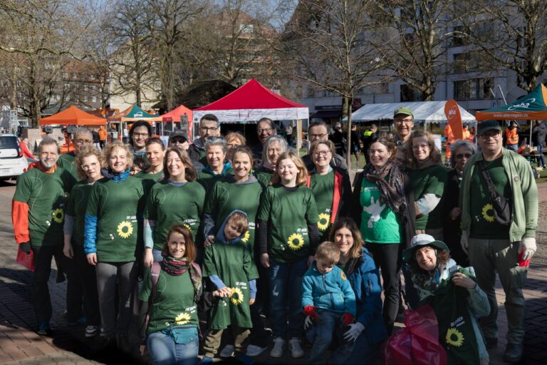 Grüne Südstadt-Bult beim Müllsammeln