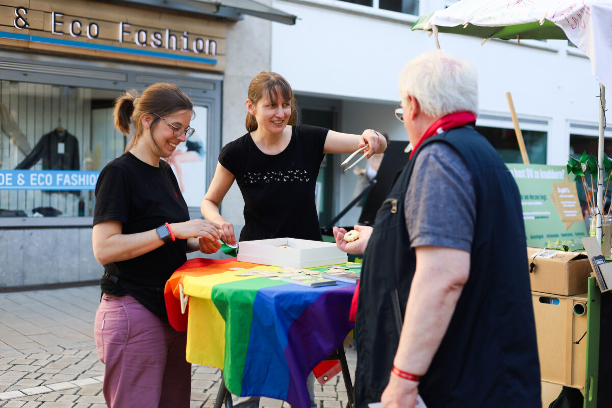 Abend der Begegnung, Kirchentag 2025, Kekse verteilen