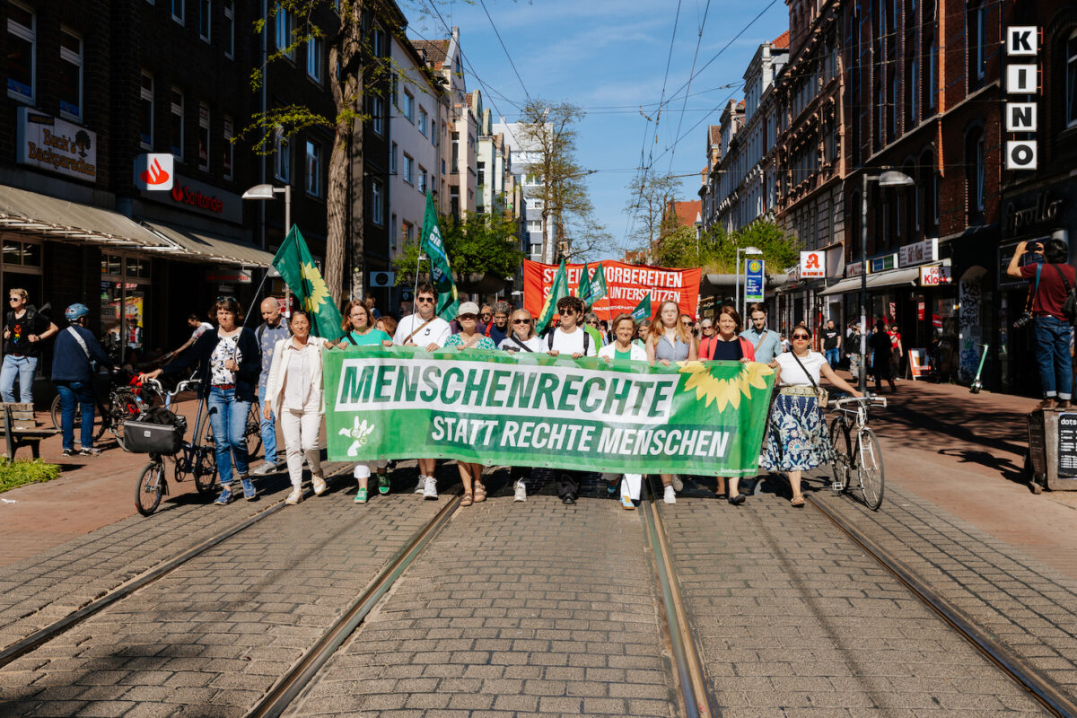 Demonstration zum 1. Mai mit Banner: Menschenrechte statt rechte Menschen