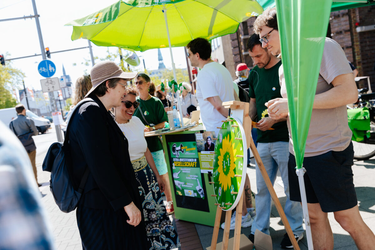 Grünes Glücksrad beim Straßenfest zum 1. Mai