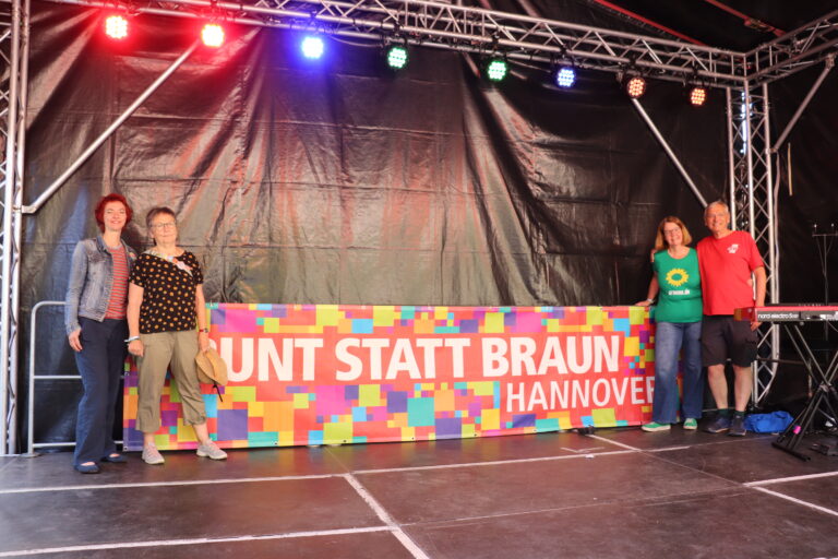 Demo Kinder schützen bunt statt braun