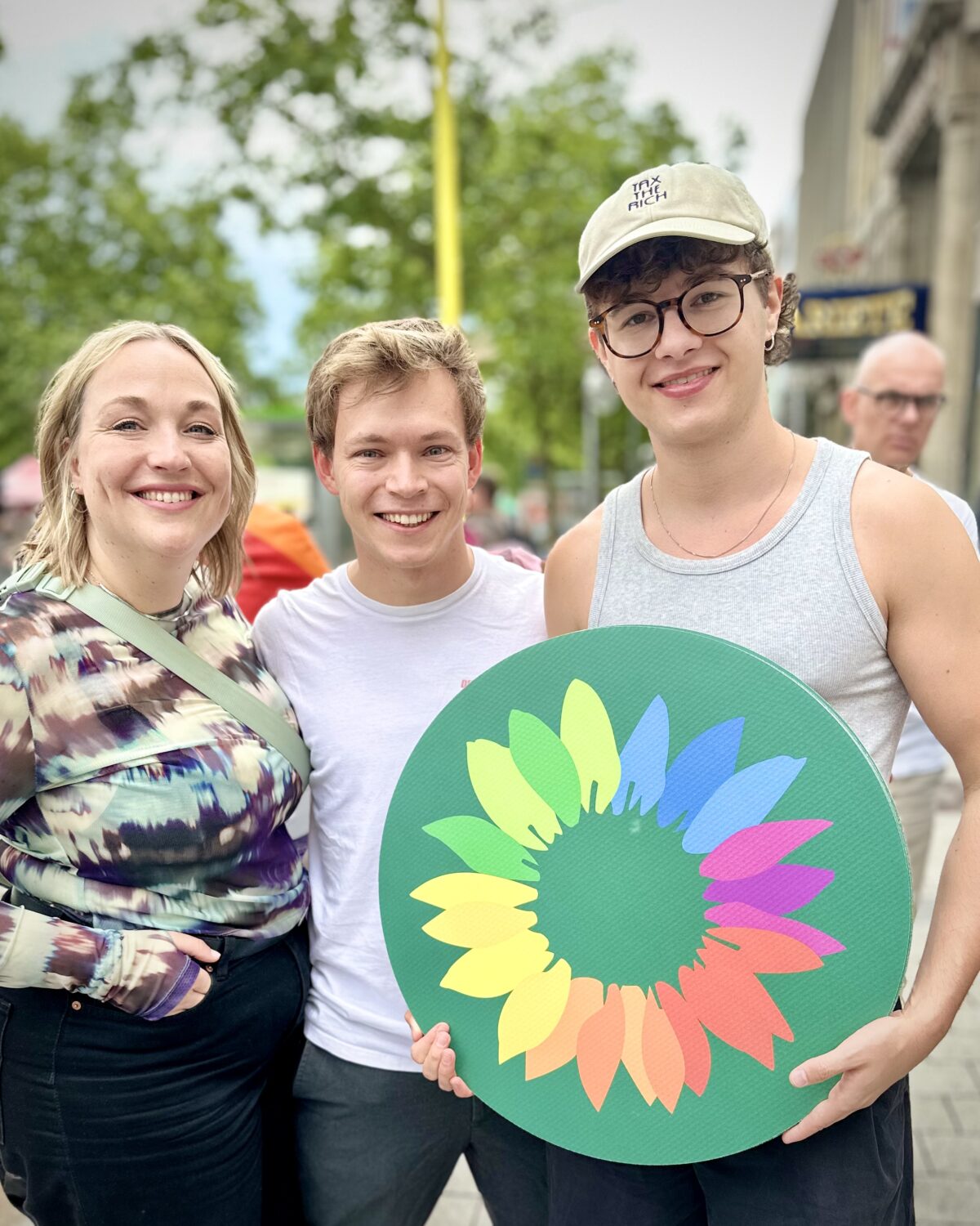 Vicky Schwertmann, Timon Dzienus und Leon Flores Monteiro beim CSD 2025