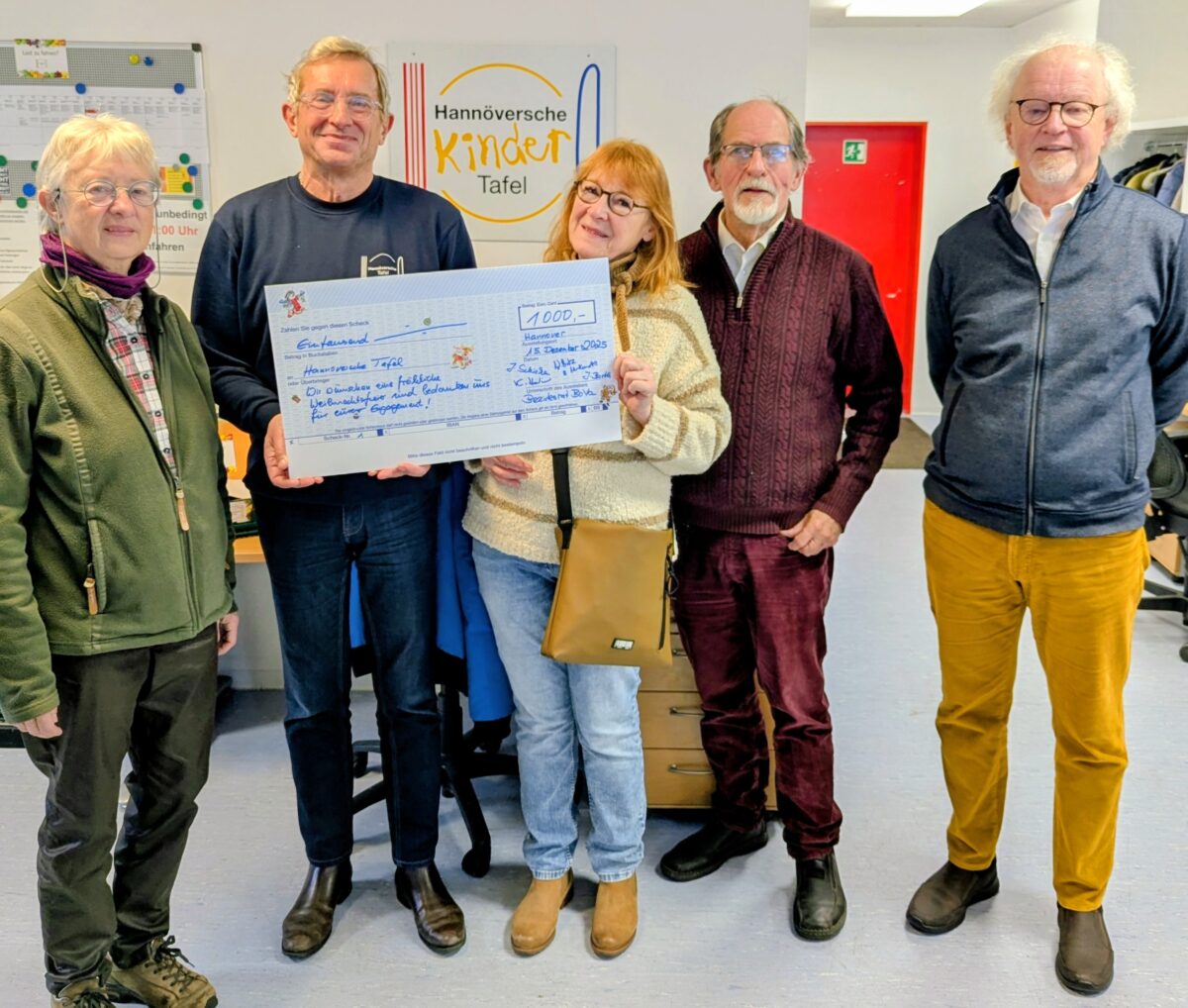 Bezirksrat Bothfeld-Vahrenheide überreicht Check an die hannöversche Tafel