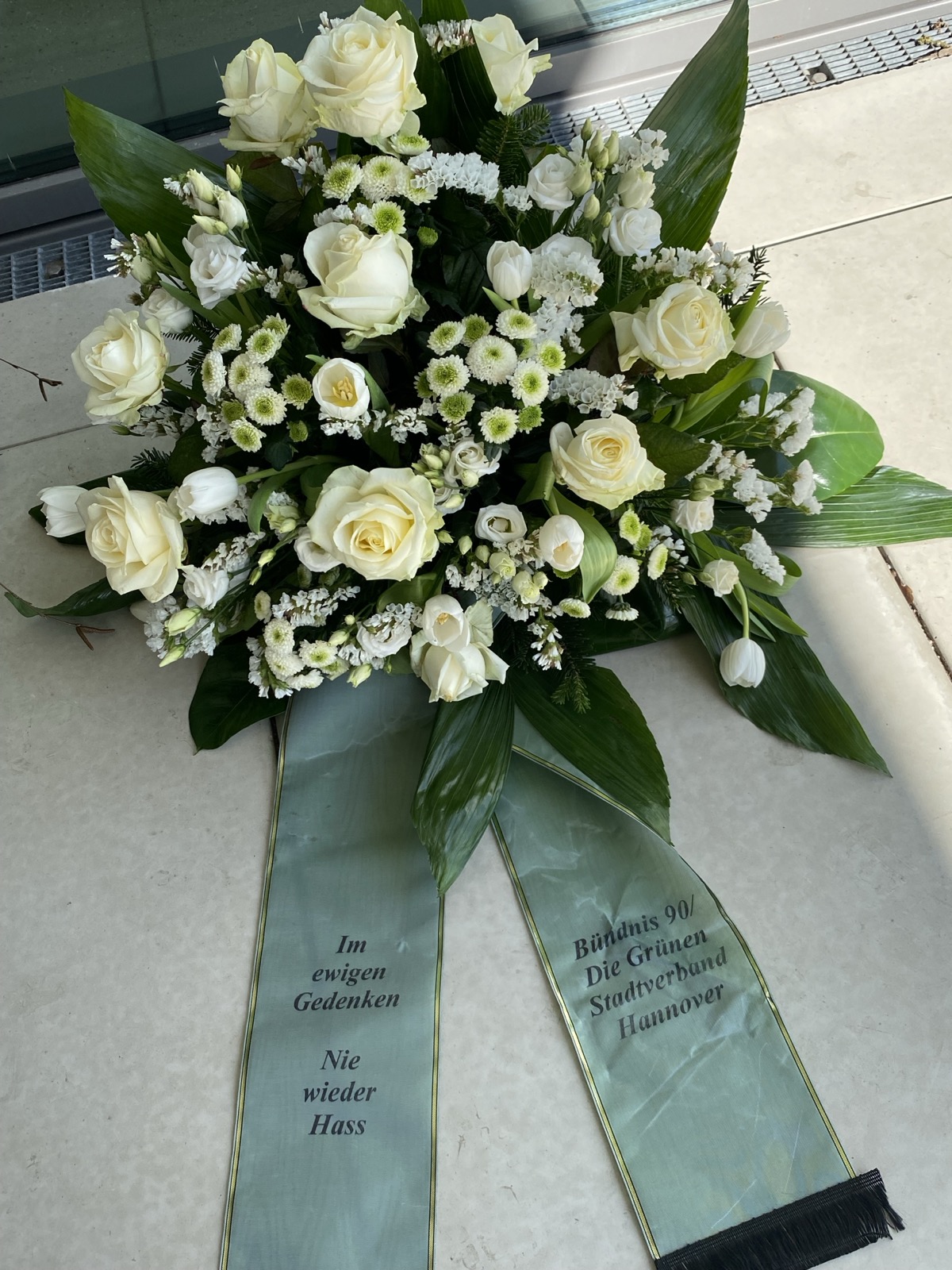 Im ewigen Gedenken. Nie wieder Hass. Gedenkkranz.
