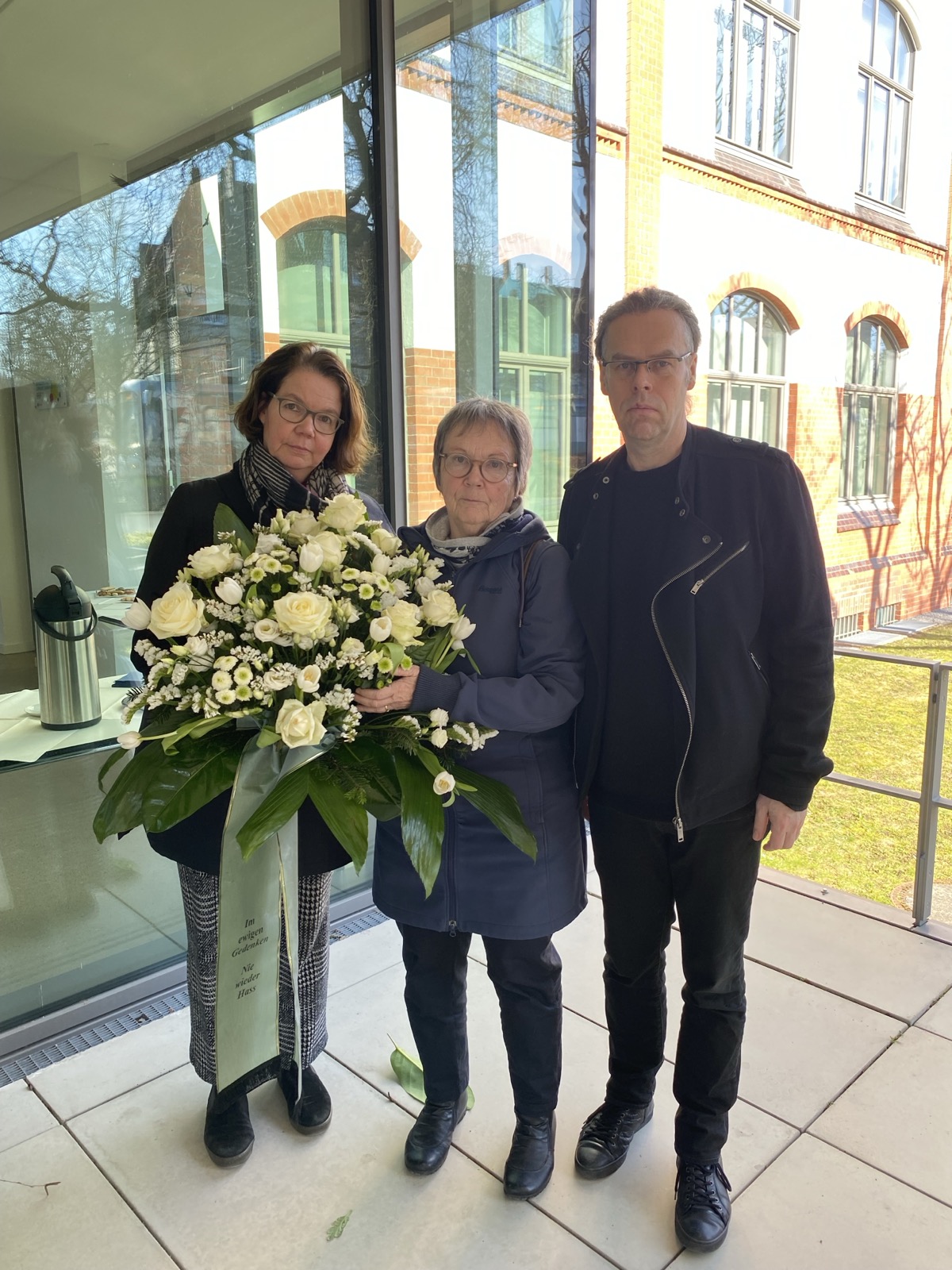 Mona, Silvia und Oliver bei der Kranzniederlegung