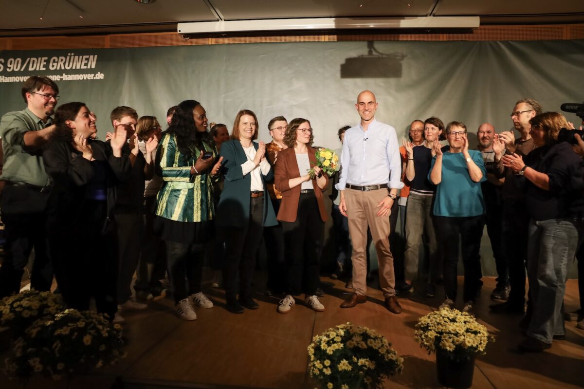 Belit Onay mit Amts- und Mandatsträgerinnen auf der Bühne der Aufstellungsversammlung