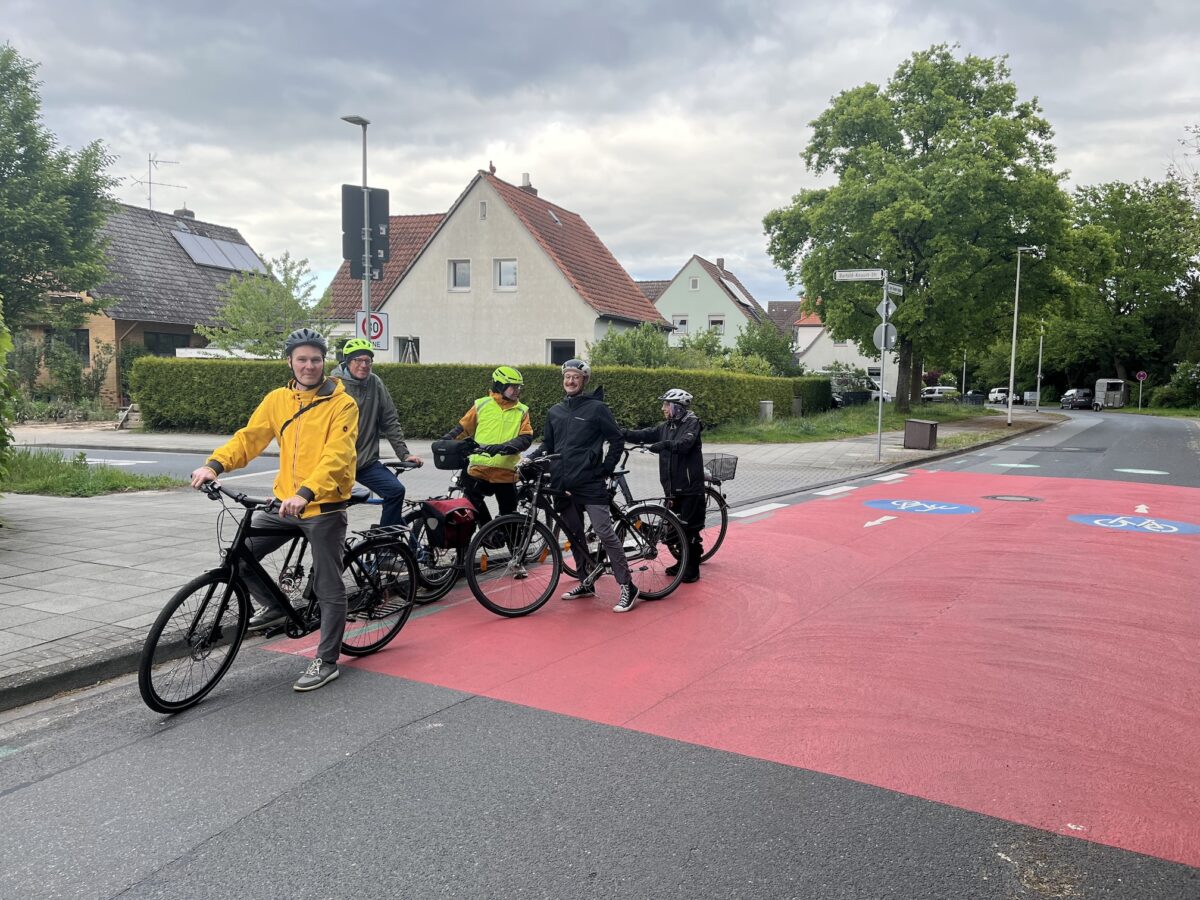 Die Bilder zeigen die Gruppe auf der Fahrradstraße "Am Grünen Hagen" in Oberricklingen an einer ausgebauten Kreuzung, auf der die Bevorrechtigung des Radverkehrs unter anderem mit Farbe signalsiert wird.