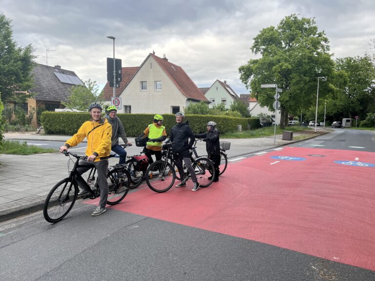 Die Bilder zeigen die Gruppe auf der Fahrradstraße "Am Grünen Hagen" in Oberricklingen an einer ausgebauten Kreuzung, auf der die Bevorrechtigung des Radverkehrs unter anderem mit Farbe signalsiert wird.