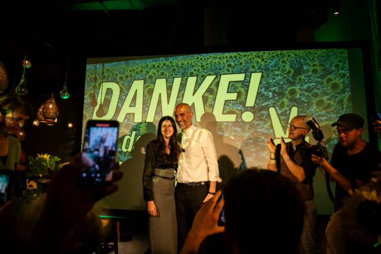 Belit bei der Wahlparty, Kommunalwahl