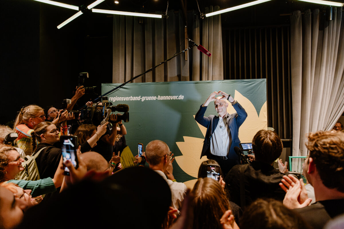 Belit formt mit den Händen ein Herz auf der Wahlparty